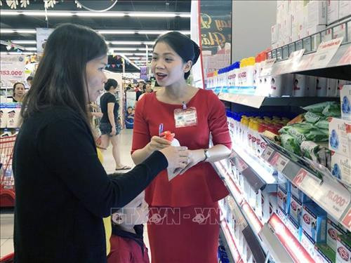 Phụ nữ quan tâm đến các mặt hàng hóa mỹ phẩm an toàn cho sức khỏe. Ảnh: Mỹ Phương - TTXVN Phụ nữ quan tâm đến các mặt hàng hóa mỹ phẩm an toàn cho sức khỏe. Ảnh: Mỹ Phương - TTXVN