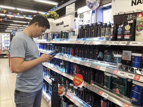 Một số mặt hàng hóa mỹ phẩm dành cho phái nam cũng được khuyến mãi trong dịp 20/10. Ảnh: Mỹ Phương - TTXVN Một số mặt hàng hóa mỹ phẩm dành cho phái nam cũng được khuyến mãi trong dịp 20/10. Ảnh: Mỹ Phương - TTXVN