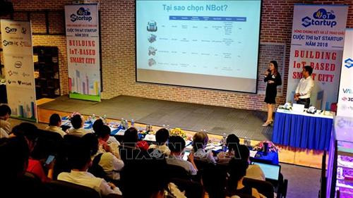 Đại diện nhóm NRobot trình bày dự án sản xuất robot giáo dục với giá cả phải chăng để học lập trình, robot và điện tử, tại vòng chung kết cuộc thi IoT Startup 2018. Ảnh: Thế Anh - TTXVN