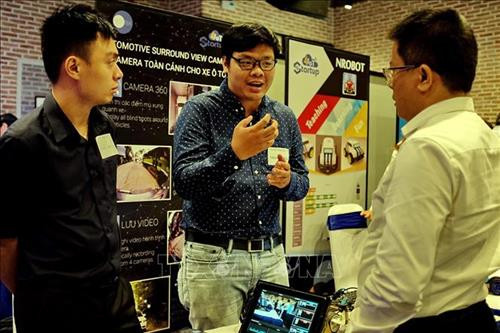 Đại diện các startup giới thiệu các dự án tham dự vòng chung kết đến các đại biểu. Ảnh: Thế Anh - TTXVN