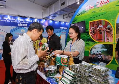 Du khách thưởng thức đặc sản của gian hàng du lịch Thanh Hóa tại hội chợ. Ảnh: Thành Đạt - TTXVN