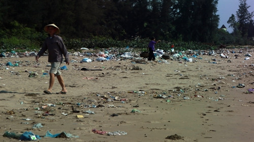 Rác thải sinh hoạt trải dài bờ biển, xã Quảng Nham, huyện Quảng Xương Rác thải sinh hoạt trải dài bờ biển, xã Quảng Nham, huyện Quảng Xương