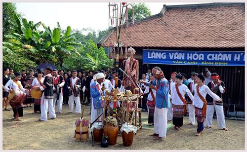 Đồng bào Chăm H’roi đến từ huyện Vân Canh (Bình Định) tái hiện lễ cầu mưa tại Làng Văn hóa – Du lịch các dân tộc Việt Nam (18/11/2015)