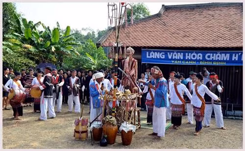 Đồng bào Chăm H’roi đến từ huyện Vân Canh (Bình Định) tái hiện lễ cầu mưa tại Làng Văn hóa – Du lịch các dân tộc Việt Nam (18/11/2015)