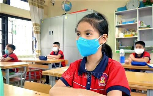 Ngày đầu tiên học sinh Quảng Ninh đi học trở lại phải đeo khẩu trang trong lớp. Ảnh: TTXVN