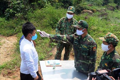 Cán bộ, chiến sỹ tham gia công tác phòng, chống dịch Covid - 19 tại chốt kiểm soát bản Cột Mốc, xã Tân Xuân, huyện Vân Hồ, đây là khu vực biên giới giáp gianh với nước bạn Lào. Ảnh: Quang Quyết-TTXVN Cán bộ, chiến sỹ tham gia công tác phòng, chống dịch Covid - 19 tại chốt kiểm soát bản Cột Mốc, xã Tân Xuân, huyện Vân Hồ, đây là khu vực biên giới giáp gianh với nước bạn Lào. Ảnh: Quang Quyết-TTXVN