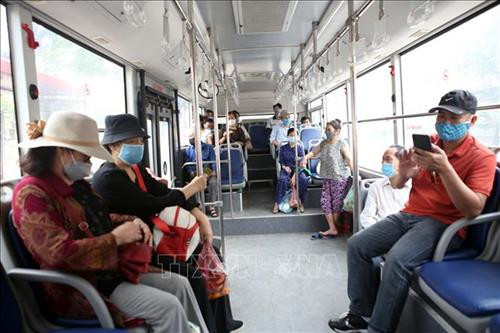 Mặc dù số lượng xe buýt giảm, song số lượng khách đi xe buýt thời điểm này cũng không đông. Ảnh: Danh Lam –TTXVN