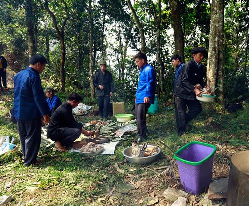 Người dân đi dự lễ cúng rừng từ rất sớm. Công tác chuẩn bị đồ cúng do đàn ông thực hiện. Các thầy cúng khấn xin thần linh phù hộ những điều tốt đẹp. Tiếp đó, mọi người trong thôn cùng thắp hương cầu mong một năm mưa thuận gió hòa, sức khỏe, gia đình hạnh phúc. Đây cũng là dịp để mọi người quây quần nói chuyện về tình làng, nghĩa xóm. Sau lễ cúng rừng, các trò chơi dân gian được tổ chức. Phụ nữ hào hứng chơi trò đánh cầu lông truyền thống. Chơi quay một trong những trò chơi dân gian không thể thiếu trong những ngày lễ của phụ nữ Pa Dí. Người dân đi dự lễ cúng rừng từ rất sớm. Công tác chuẩn bị đồ cúng do đàn ông thực hiện. Các thầy cúng khấn xin thần linh phù hộ những điều tốt đẹp. Tiếp đó, mọi người trong thôn cùng thắp hương cầu mong một năm mưa thuận gió hòa, sức khỏe, gia đình hạnh phúc. Đây cũng là dịp để mọi người quây quần nói chuyện về tình làng, nghĩa xóm. Sau lễ cúng rừng, các trò chơi dân gian được tổ chức. Phụ nữ hào hứng chơi trò đánh cầu lông truyền thống. Chơi quay một trong những trò chơi dân gian không thể thiếu trong những ngày lễ của phụ nữ Pa Dí.