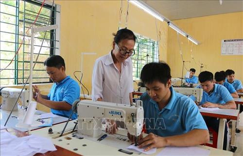 Hướng dẫn học viên học nghề may công nghiệp tại Cơ sở cai nghiện ma túy số 3. Ảnh: Thanh Vũ - TTXVN Hướng dẫn học viên học nghề may công nghiệp tại Cơ sở cai nghiện ma túy số 3. Ảnh: Thanh Vũ - TTXVN