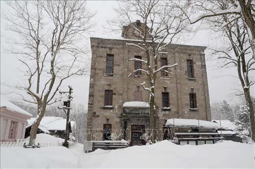 Đường đi, lối vào các ngôi nhà trong làng Kaitaku phủ đầy tuyết trắng. Ảnh: Thành Hữu - PV TTXVN tại Nhật Bản Tháp chuông của làng Kaitaku bên cạnh một ngôi nhà theo kiến trúc truyền thống Nhật Bản. Ảnh: Thành Hữu - PV TTXVN tại Nhật Bản Một quán mì Soba trong làng Kaitaku với thiết kế theo kiến trúc truyền thống Nhật Bản. Ảnh: Thành Hữu - PV TTXVN tại Nhật Bản Vào tháng 2, làng Kaitaku được bao phủ bởi lớp tuyết trắng. Ảnh: Thành Hữu - PV TTXVN tại Nhật Bản Một quán trà trong làng Kaitaku được bao phủ bởi tuyết trắng. Ảnh: Thành Hữu - PV TTXVN tại Nhật Bản Mái vòm và tường gỗ với các ô cửa trấn song dọc là kiểu kiến trúc tiêu biểu trong các ngôi đền của Nhật Bản. Ảnh: Thành Hữu - PV TTXVN tại Nhật Bản Bếp than hồng để sưởi ấm hoặc nướng đồ ăn là đặc trưng nổi bật của một ngôi nhà truyền thống tại Hokkaido. Ảnh: Thành Hữu - PV TTXVN tại Nhật Bản Bên trong một ngôi nhà truyền thống tại Hokkaido. Ảnh: Thành Hữu - PV TTXVN tại Nhật Bản Kiến trúc hiện đại phương Tây tại làng Kaitaku. Ảnh: Thành Hữu - PV TTXVN tại Nhật Bản Ngôi nhà theo phong cách truyền thống tại làng Kaitaku. Ảnh: Thành Hữu - PV TTXVN tại Nhật Bản Ngôi nhà thiết kế theo kiến trúc phương Tây trong làng Kaitaku. Ảnh: Thành Hữu - PV TTXVN tại Nhật Bản Nhà thờ Công giáo nhỏ tại làng Kaitaku. Ảnh: Thành Hữu - PV TTXVN tại Nhật Bản Đường trong làng Kaitaku phủ đầy tuyết trắng. Ảnh: Thành Hữu - PV TTXVN tại Nhật Bản Đường đi, lối vào các ngôi nhà trong làng Kaitaku phủ đầy tuyết trắng. Ảnh: Thành Hữu - PV TTXVN tại Nhật Bản Tháp chuông của làng Kaitaku bên cạnh một ngôi nhà theo kiến trúc truyền thống Nhật Bản. Ảnh: Thành Hữu - PV TTXVN tại Nhật Bản Một quán mì Soba trong làng Kaitaku với thiết kế theo kiến trúc truyền thống Nhật Bản. Ảnh: Thành Hữu - PV TTXVN tại Nhật Bản Vào tháng 2, làng Kaitaku được bao phủ bởi lớp tuyết trắng. Ảnh: Thành Hữu - PV TTXVN tại Nhật Bản Một quán trà trong làng Kaitaku được bao phủ bởi tuyết trắng. Ảnh: Thành Hữu - PV TTXVN tại Nhật Bản Mái vòm và tường gỗ với các ô cửa trấn song dọc là kiểu kiến trúc tiêu biểu trong các ngôi đền của Nhật Bản. Ảnh: Thành Hữu - PV TTXVN tại Nhật Bản Bếp than hồng để sưởi ấm hoặc nướng đồ ăn là đặc trưng nổi bật của một ngôi nhà truyền thống tại Hokkaido. Ảnh: Thành Hữu - PV TTXVN tại Nhật Bản Bên trong một ngôi nhà truyền thống tại Hokkaido. Ảnh: Thành Hữu - PV TTXVN tại Nhật Bản Kiến trúc hiện đại phương Tây tại làng Kaitaku. Ảnh: Thành Hữu - PV TTXVN tại Nhật Bản Ngôi nhà theo phong cách truyền thống tại làng Kaitaku. Ảnh: Thành Hữu - PV TTXVN tại Nhật Bản Ngôi nhà thiết kế theo kiến trúc phương Tây trong làng Kaitaku. Ảnh: Thành Hữu - PV TTXVN tại Nhật Bản Nhà thờ Công giáo nhỏ tại làng Kaitaku. Ảnh: Thành Hữu - PV TTXVN tại Nhật Bản Đường trong làng Kaitaku phủ đầy tuyết trắng. Ảnh: Thành Hữu - PV TTXVN tại Nhật Bản