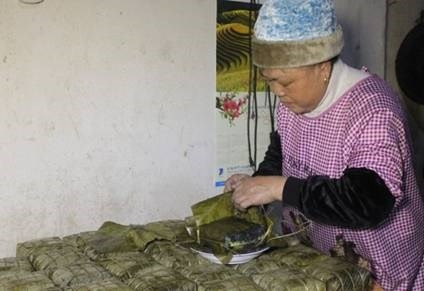 Bánh chưng có màu đen, hương vị đặc biệt.