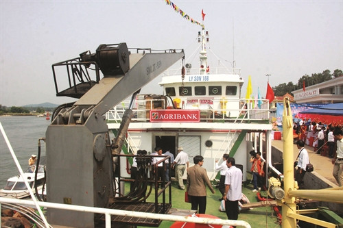 Tham quan tàu dịch vụ hậu cần nghề cá Lý Sơn đầu tiên được đóng mới theo Nghị định 67 Tham quan tàu dịch vụ hậu cần nghề cá Lý Sơn đầu tiên được đóng mới theo Nghị định 67