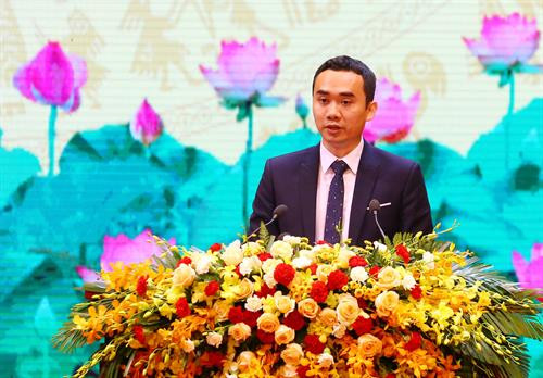 Giảng viên Lê Nguyên Khương của Trường Đại học Công nghệ Giao thông vận tải Hà Nội, đảng viên Đảng Cộng sản Việt Nam đại diện cho thế hệ trẻ phát biểu tại Lễ kỷ niệm. Ảnh: Anh Tuấn - TTXVN Giảng viên Lê Nguyên Khương của Trường Đại học Công nghệ Giao thông vận tải Hà Nội, đảng viên Đảng Cộng sản Việt Nam đại diện cho thế hệ trẻ phát biểu tại Lễ kỷ niệm. Ảnh: Anh Tuấn - TTXVN