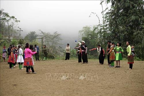 Các chàng trai, cô gái người Mông ở xã Hồng Ngài, huyện Bắc Yên tham gia trò chơi ném Pa Pao. Ảnh: Hữu Quyết - TTXVN Các chàng trai, cô gái người Mông ở xã Hồng Ngài, huyện Bắc Yên tham gia trò chơi ném Pa Pao. Ảnh: Hữu Quyết - TTXVN