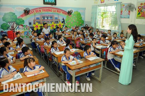 Trường tiểu học Tân Thông (huyện Củ Chi) được xây dựng từ năm 2010 với tổng kinh phí lên đến 47 tỷ đồng, được trang bị đầy đủ phòng vi tính, phòng đọc sách, hồ bơi…. Trường hiện có 33 phòng học với hơn 1.400 học sinh, đáp ứng cho nhu cầu học tập của con em người dân trên địa bàn 4 ấp trong xã. Trong ảnh: Một lớp học của trường Tiểu học Tân Thông