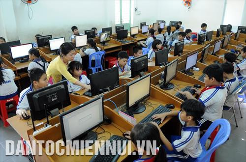 Học sinh của Trường Tiểu học Tân Thông trong giờ học vi tính