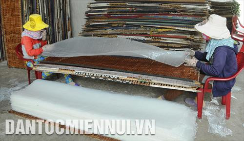 Cơ sở sản xuất bánh tráng Mai Văn Lũy ở ấp Bàu Sim (xã Tân Thông Hội, huyện Củ Chi) sau khi được vay vốn ngân hàng đã mở rộng sản xuất, hiện có 11 công nhân, sản xuất hơn 700kg bánh/ngày, mang lại lợi nhuận khoảng 20 triệu đồng mỗi tháng. Trong ảnh: Công đoạn phơi bánh tráng tại cơ sở sản xuất bánh tráng Mai Văn Lũy