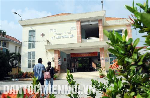 Trạm y tế xã Tân Thông Hội được xây dựng mới từ năm 2013 với 14 phòng chuyên môn chức năng, đáp ứng nhu cầu khám chữa bệnh của gần 11.000 hộ dân trong xã. Tính đến tháng 5/2019, tỷ lệ người dân tham gia bảo hiểm y tế của xã Tân Thông Hội đạt trên 92,2%. Trong ảnh: Toàn cảnh trạm y tế xã Tân Thông Hội