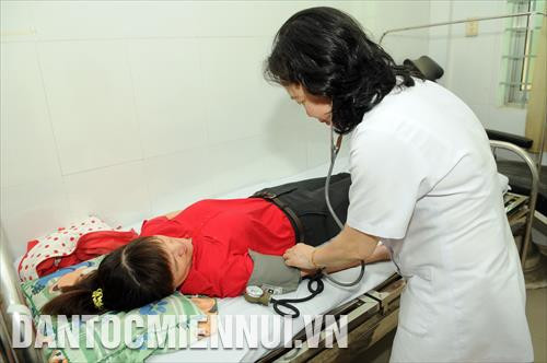 Kiểm tra sức khỏe cho người dân trong xã tại Trạm y tế Tân Thông Hội