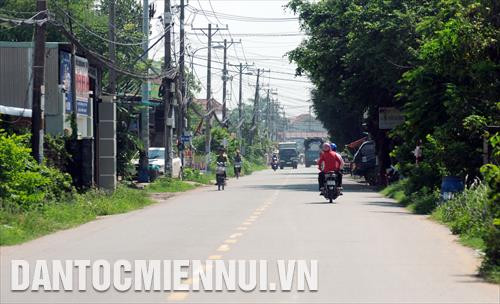 Nằm trong chương trình nâng cao chất lượng nông thôn mới, tuyến đường số 5, số 9 của ấp Hậu và ấp Bàu Sim nối liền với Tân Phú Trung và chợ Việt Kiều, có chiều dài hơn 1km, hiện đang được mở rộng mỗi bên hơn 1m, đáp ứng tốt hơn nhu cầu đi lại, giao thương của người dân. Trong ảnh: Tuyến đường nông thôn mới khang trang, sạch đẹp của xã Tân Thông Hội
