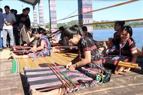 Thi dệt thổ cẩm tại chương trình. Ảnh: Ngọc Minh – TTXVN