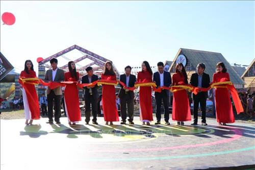 Ban tổ chức cắt băng khai mạc chương trình. Ảnh: Ngọc Minh – TTXVN