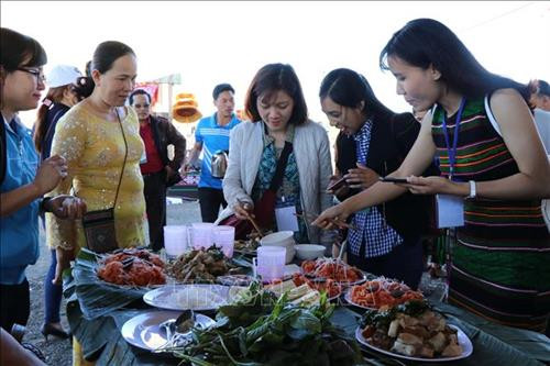 Khách tham quan thưởng thức văn hóa ẩm thực tại chương trình. Ảnh: Ngọc Minh – TTXVN