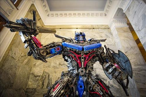 Một tác phẩm điêu khắc được làm từ kim loại phế thải trưng bày tại Phòng khoa học nghệ thuật và văn học ở thủ đô Vác-sa-va, Ba Lan ngày 27/4/2019. Ảnh: THX/TTXVN Những chiếc xe được làm từ kim loại phế thải trưng bày tại Phòng khoa học nghệ thuật và văn học ở thủ đô Vác-sa-va, Ba Lan ngày 27/4/2019. Ảnh: THX/TTXVN Một tác phẩm điêu khắc được làm từ kim loại phế thải trưng bày tại Phòng khoa học nghệ thuật và văn học ở thủ đô Vác-sa-va, Ba Lan ngày 27/4/2019. Ảnh: THX/TTXVN Những chiếc xe được làm từ kim loại phế thải trưng bày tại Phòng khoa học nghệ thuật và văn học ở thủ đô Vác-sa-va, Ba Lan ngày 27/4/2019. Ảnh: THX/TTXVN