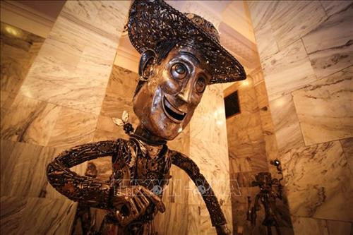 Một tác phẩm điêu khắc được làm từ kim loại phế thải trưng bày tại Phòng khoa học nghệ thuật và văn học ở thủ đô Vác-sa-va, Ba Lan ngày 27/4/2019. Ảnh: THX/TTXVN Những chiếc xe được làm từ kim loại phế thải trưng bày tại Phòng khoa học nghệ thuật và văn học ở thủ đô Vác-sa-va, Ba Lan ngày 27/4/2019. Ảnh: THX/TTXVN Một tác phẩm điêu khắc được làm từ kim loại phế thải trưng bày tại Phòng khoa học nghệ thuật và văn học ở thủ đô Vác-sa-va, Ba Lan ngày 27/4/2019. Ảnh: THX/TTXVN Những chiếc xe được làm từ kim loại phế thải trưng bày tại Phòng khoa học nghệ thuật và văn học ở thủ đô Vác-sa-va, Ba Lan ngày 27/4/2019. Ảnh: THX/TTXVN