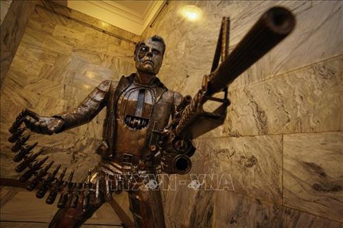 Một tác phẩm điêu khắc được làm từ kim loại phế thải trưng bày tại Phòng khoa học nghệ thuật và văn học ở thủ đô Vác-sa-va, Ba Lan ngày 27/4/2019. Ảnh: THX/TTXVN Những chiếc xe được làm từ kim loại phế thải trưng bày tại Phòng khoa học nghệ thuật và văn học ở thủ đô Vác-sa-va, Ba Lan ngày 27/4/2019. Ảnh: THX/TTXVN Một tác phẩm điêu khắc được làm từ kim loại phế thải trưng bày tại Phòng khoa học nghệ thuật và văn học ở thủ đô Vác-sa-va, Ba Lan ngày 27/4/2019. Ảnh: THX/TTXVN Những chiếc xe được làm từ kim loại phế thải trưng bày tại Phòng khoa học nghệ thuật và văn học ở thủ đô Vác-sa-va, Ba Lan ngày 27/4/2019. Ảnh: THX/TTXVN