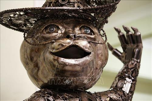 Một tác phẩm điêu khắc được làm từ kim loại phế thải trưng bày tại Phòng khoa học nghệ thuật và văn học ở thủ đô Vác-sa-va, Ba Lan ngày 27/4/2019. Ảnh: THX/TTXVN Những chiếc xe được làm từ kim loại phế thải trưng bày tại Phòng khoa học nghệ thuật và văn học ở thủ đô Vác-sa-va, Ba Lan ngày 27/4/2019. Ảnh: THX/TTXVN Một tác phẩm điêu khắc được làm từ kim loại phế thải trưng bày tại Phòng khoa học nghệ thuật và văn học ở thủ đô Vác-sa-va, Ba Lan ngày 27/4/2019. Ảnh: THX/TTXVN Những chiếc xe được làm từ kim loại phế thải trưng bày tại Phòng khoa học nghệ thuật và văn học ở thủ đô Vác-sa-va, Ba Lan ngày 27/4/2019. Ảnh: THX/TTXVN