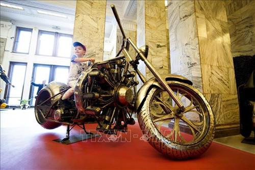 Một tác phẩm điêu khắc được làm từ kim loại phế thải trưng bày tại Phòng khoa học nghệ thuật và văn học ở thủ đô Vác-sa-va, Ba Lan ngày 27/4/2019. Ảnh: THX/TTXVN Những chiếc xe được làm từ kim loại phế thải trưng bày tại Phòng khoa học nghệ thuật và văn học ở thủ đô Vác-sa-va, Ba Lan ngày 27/4/2019. Ảnh: THX/TTXVN Một tác phẩm điêu khắc được làm từ kim loại phế thải trưng bày tại Phòng khoa học nghệ thuật và văn học ở thủ đô Vác-sa-va, Ba Lan ngày 27/4/2019. Ảnh: THX/TTXVN Những chiếc xe được làm từ kim loại phế thải trưng bày tại Phòng khoa học nghệ thuật và văn học ở thủ đô Vác-sa-va, Ba Lan ngày 27/4/2019. Ảnh: THX/TTXVN