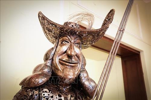 Một tác phẩm điêu khắc được làm từ kim loại phế thải trưng bày tại Phòng khoa học nghệ thuật và văn học ở thủ đô Vác-sa-va, Ba Lan ngày 27/4/2019. Ảnh: THX/TTXVN Những chiếc xe được làm từ kim loại phế thải trưng bày tại Phòng khoa học nghệ thuật và văn học ở thủ đô Vác-sa-va, Ba Lan ngày 27/4/2019. Ảnh: THX/TTXVN Một tác phẩm điêu khắc được làm từ kim loại phế thải trưng bày tại Phòng khoa học nghệ thuật và văn học ở thủ đô Vác-sa-va, Ba Lan ngày 27/4/2019. Ảnh: THX/TTXVN Những chiếc xe được làm từ kim loại phế thải trưng bày tại Phòng khoa học nghệ thuật và văn học ở thủ đô Vác-sa-va, Ba Lan ngày 27/4/2019. Ảnh: THX/TTXVN