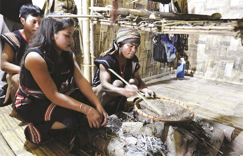 Sấy khô lúa để lấy gạo nấu cơm làm lễ