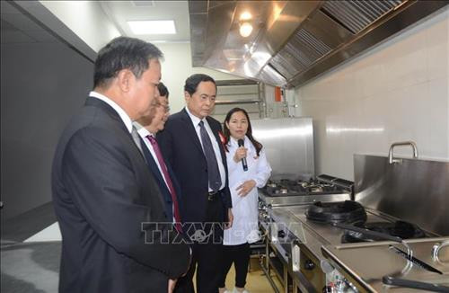 Ông Trần Thanh Mẫn, Bí thư Trung ương Đảng, Chủ tịch Uỷ ban Trung ương Mặt trận Tổ quốc Việt Nam cùng các đại biểu tham quan nhà máy. Ảnh: Thanh Tuấn – TTXVN Ông Trần Thanh Mẫn, Bí thư Trung ương Đảng, Chủ tịch Uỷ ban Trung ương Mặt trận Tổ quốc Việt Nam cùng các đại biểu tham quan nhà máy. Ảnh: Thanh Tuấn – TTXVN