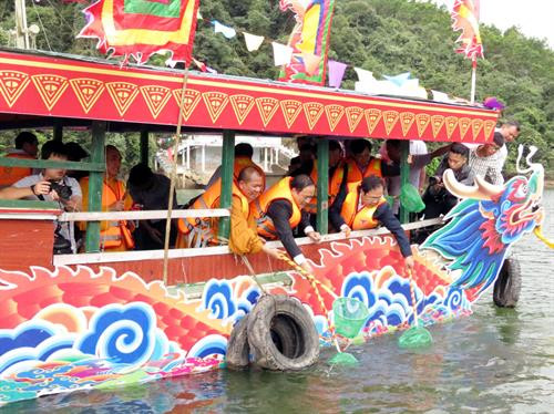 Phần thi nấu cơm gánh. Ảnh: Văn Đức - TTXVN Nghi lễ phóng sinh trên sông Ba Chẽ. Ảnh: Văn Đức - TTXVN Trò chơi bịp mắt đập trống tại lễ hội. Ảnh: Văn Đức - TTXVN Nghi lễ rước nước. Ảnh: Văn Đức - TTXVN Trò chơi đi cầu khỉ tại lễ hội. Ảnh: Văn Đức - TTXVN Phần thi nấu cơm gánh. Ảnh: Văn Đức - TTXVN Nghi lễ phóng sinh trên sông Ba Chẽ. Ảnh: Văn Đức - TTXVN Trò chơi bịp mắt đập trống tại lễ hội. Ảnh: Văn Đức - TTXVN Nghi lễ rước nước. Ảnh: Văn Đức - TTXVN Trò chơi đi cầu khỉ tại lễ hội. Ảnh: Văn Đức - TTXVN