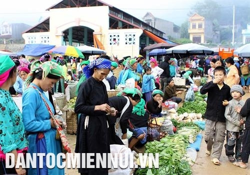 Đèo Mã Pí Lèng là một trong tứ đại đỉnh đèo của Việt Nam. Một bên là núi đá dựng đứng, phía còn lại là vực sâu với dòng sông Nho Quế cuộn chảy qua từng khe đá. Ảnh: Nguyễn Hoàng Chợ phiên Đồng Văn diễn ra vào chủ nhật hằng tuần. Năm mới, nếu có dịp tới đây, du khách đừng bỏ qua khu chợ xuân nằm nép mình bên vách núi đá và mây mù này. Ảnh: Nguyễn Hoàng Mùa xuân ở Đồng Văn đẹp cuốn hút với hoa mận, hoa đào đua nhau khoe sắc, từng chồi non lộc biếc nảy nở, với rực rỡ sắc áo của những đồng bào dân tộc vùng cao. Ảnh: Nguyễn Hoàng Đèo Mã Pí Lèng là một trong tứ đại đỉnh đèo của Việt Nam. Một bên là núi đá dựng đứng, phía còn lại là vực sâu với dòng sông Nho Quế cuộn chảy qua từng khe đá. Ảnh: Nguyễn Hoàng Chợ phiên Đồng Văn diễn ra vào chủ nhật hằng tuần. Năm mới, nếu có dịp tới đây, du khách đừng bỏ qua khu chợ xuân nằm nép mình bên vách núi đá và mây mù này. Ảnh: Nguyễn Hoàng Mùa xuân ở Đồng Văn đẹp cuốn hút với hoa mận, hoa đào đua nhau khoe sắc, từng chồi non lộc biếc nảy nở, với rực rỡ sắc áo của những đồng bào dân tộc vùng cao. Ảnh: Nguyễn Hoàng