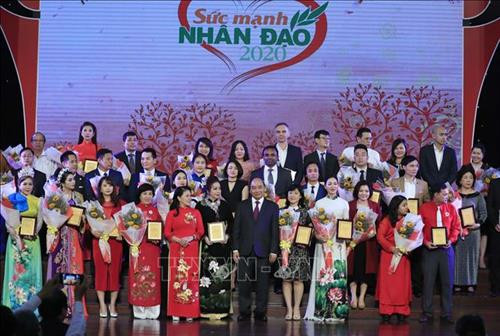 Thủ tướng Nguyễn Xuân Phúc và các nhà tài trợ cho Hội Chữ Thập đỏ Việt Nam. Ảnh: Thống Nhất –TTXVN Thủ tướng Nguyễn Xuân Phúc và các nhà tài trợ cho Hội Chữ Thập đỏ Việt Nam. Ảnh: Thống Nhất –TTXVN