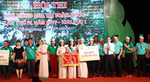 Ban tổ chức trao giải Nhất cho hai đội Tuyên Quang và Lai Châu. Ảnh: Quang Cường – TTXVN. Ban tổ chức trao giải Nhất cho hai đội Tuyên Quang và Lai Châu. Ảnh: Quang Cường – TTXVN.