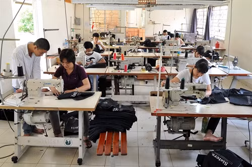 Các học viên thực hành nghề may tại Trung tâmrung tâm Dạy nghề cho người khuyết tật và trẻ mồ côi Thành phố Hồ Chí Minh. Ảnh An Hiếu- TTXVN