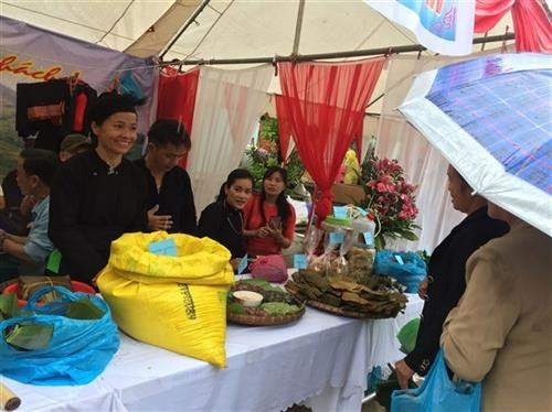 Trình diễn trang phục dân tộc trong Ngày hội văn hóa Chợ tình còn trưng bày, mua bán các sản vật của đồng bào. Là nơi để những người đàn ông dân tộc cùng nhau gặp gỡ, tâm tình và thi lày cỏ. Chàng trai dân tộc Dao trao chiếc khăn cho bạn gái sau đêm chợ tình Chợ tình còn là nơi hẹn hò, giao lưu cùng hát giao duyên của các chàng trai, cô gái dân tộc Lô lô.