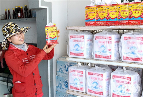 Sản phẩm nước mắm Cà Ná được người tiêu dùng ưa chuộng. Ảnh: Sơn Ngọc