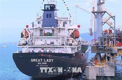 Nhà máy Lọc hóa dầu Nghi Sơn đón dòng sản phẩm thương mại đầu tiên. Ảnh : Trịnh Duy Hưng -TTXVN Nhà máy Lọc hóa dầu Nghi Sơn đón dòng sản phẩm thương mại đầu tiên. Ảnh : Trịnh Duy Hưng -TTXVN