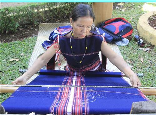 Nghệ nhân trình diễn dệt thổ cẩm.tại Festival Văn hóa cồng chiêng Tây Nguyên 2018. Ảnh: Hồng Điệp - TTXVN Nghệ nhân trình diễn dệt thổ cẩm.tại Festival Văn hóa cồng chiêng Tây Nguyên 2018. Ảnh: Hồng Điệp - TTXVN