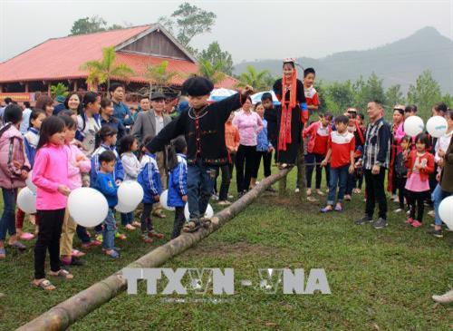 Một trò chơi dân gian của người Dao tại ngày hội. Ảnh: Văn Đức – TTXVN Một trò chơi dân gian của người Dao tại ngày hội. Ảnh: Văn Đức – TTXVN