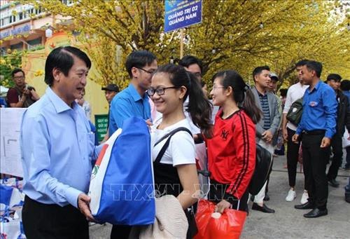 Tặng quà cho các thanh niên công nhân trước khi về quê đón Tết Nguyên đán. Ảnh: Xuân Dự - TTXVN Tặng quà cho các thanh niên công nhân trước khi về quê đón Tết Nguyên đán. Ảnh: Xuân Dự - TTXVN