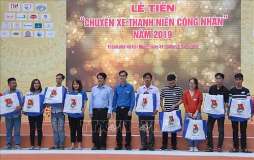 Tặng quà cho các thanh niên công nhân trước khi về quê đón Tết Nguyên đán. Ảnh: Xuân Dự - TTXVN Tặng quà cho các thanh niên công nhân trước khi về quê đón Tết Nguyên đán. Ảnh: Xuân Dự - TTXVN