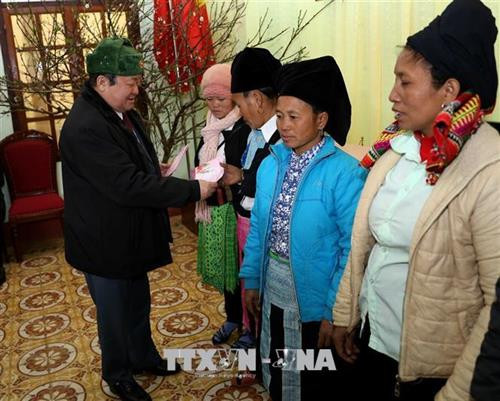 Tặng quà Tết tại Sơn La. Ảnh: Vũ Hữu Sinh - TTXVN Tặng quà Tết tại Sơn La. Ảnh: Vũ Hữu Sinh - TTXVN