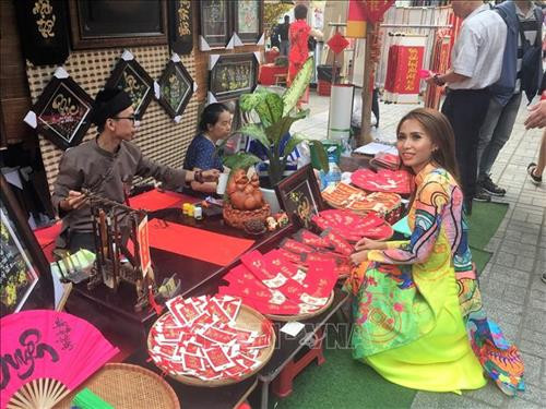 Bạn trẻ chụp ảnh lưu niệm tại Nhà văn hóa Thanh niên. Ảnh: Gia Thuận - TTXVN Bạn trẻ chụp ảnh lưu niệm tại Nhà văn hóa Thanh niên. Ảnh: Gia Thuận - TTXVN