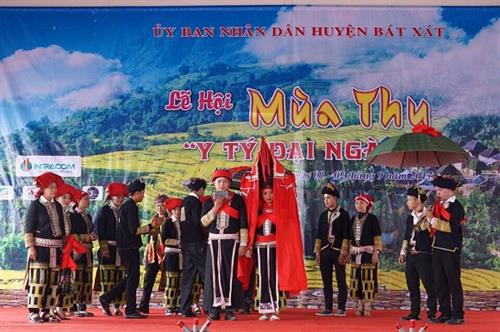 Tiết mục tái hiện đám cưới của người Dao đỏ. Ảnh Hoàng Hà Tiết mục tái hiện đám cưới của người Dao đỏ. Ảnh Hoàng Hà